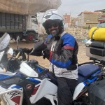 Africa Twin junto a un camion con paja en Marruecos