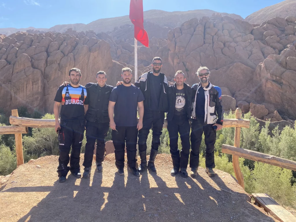 Foto grupal de moteros en Marruecos en el mirador de los dedos de mono