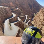 Imagen realizada desde el mirador del Dades donde se ve un casco shoei gtair